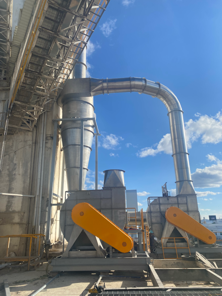Gran instalación industrial de CEIBSA en Querétaro que muestra sistemas de colección de polvo tipo ciclón, ductería de gran escala y extractores sopladores centrífugos de alta potencia para transporte neumático en el Bajío.